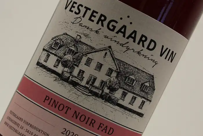 Dansk vin - Pinot Noir 2020 fadlagret fra Vestergaard Vin i Assens på Fyn | vestergaardvin.dk