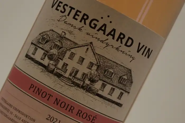 Dansk vin - Pinot Noir Rosé 2021 fra Vestergaard Vin i Assens på Fyn | vestergaardvin.dk